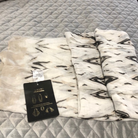 LA Express Eternity Scarf - Picture 3 of 7